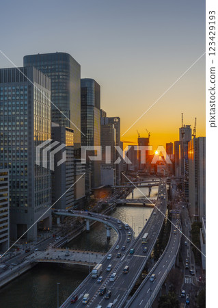 大阪中之島美麗的夜景 - 建築物上的日落 大阪中之島美麗的夜景 - 建築物上的日落 123429193