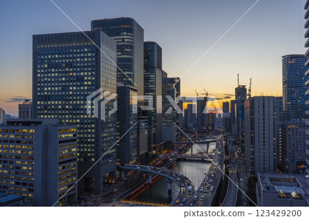 大阪中之島美麗的夜晚與黃昏天空 123429200