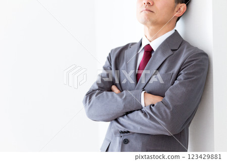 一位身穿灰色西裝的中年男性商人思考 123429881