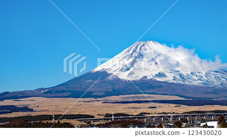白雪皚皚的富士山、自衛隊訓練場和東名高速公路 123430020