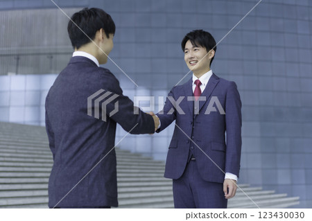 兩位年輕商人握手的畫像 123430030