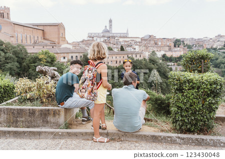 A father with three children on an educational summer trip 123430048