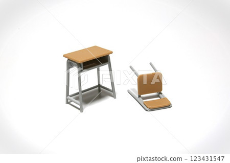 微型桌椅、學校形象、霸凌、暴力 微型桌椅、學校形象、霸凌、暴力 123431547