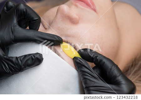 The master lays down the roller before the eyelash lamination procedure. The master lays down the roller before the eyelash lamination procedure. 123432218