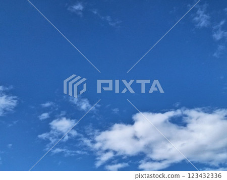 龍狀雲朵漂浮在藍天上 123432336