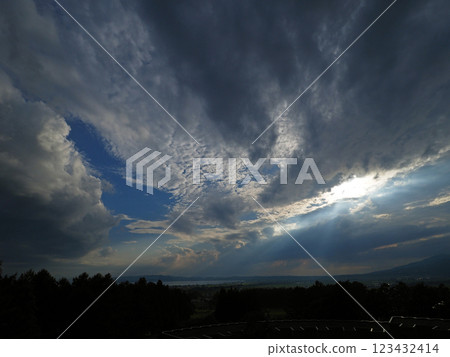 The clouds over Lake Inawashiro were shining white in the sun, and the light was shining through them. It was an impressive and beautiful sight against the blue sky. 123432414