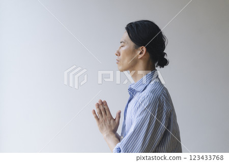 一位 40 多歲男子雙手合十冥想的側影 123433768