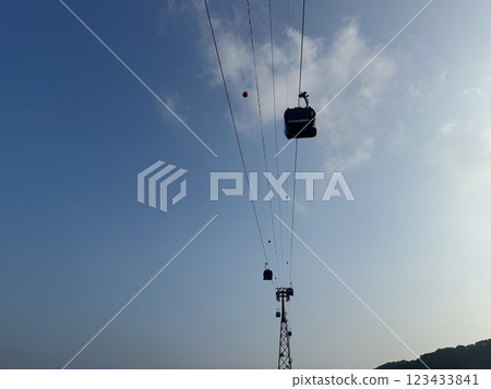 湛藍的天空中有一台空中海上纜車 123433841