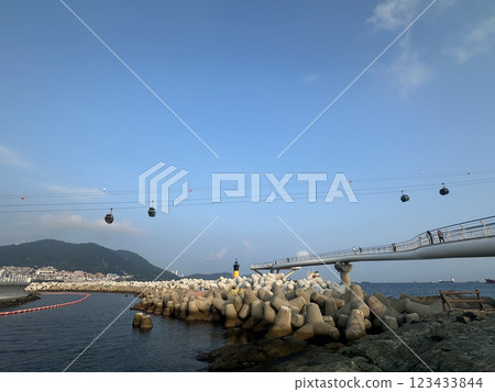 釜山松島海上纜車的風景，海岸邊有白色的防波堤 123433844
