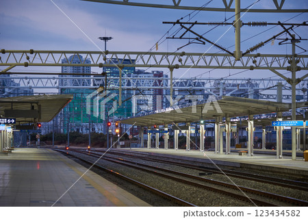 Platform of the Seoul station, high speed main railway station in Seoul, South Korea 123434582