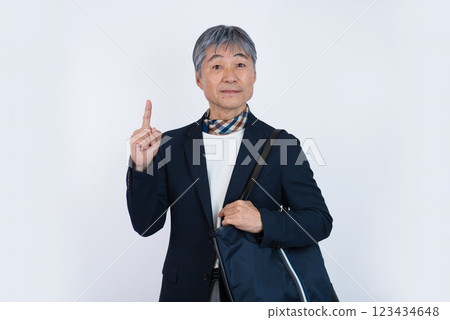 微笑的中年男子指著他的食指 123434648