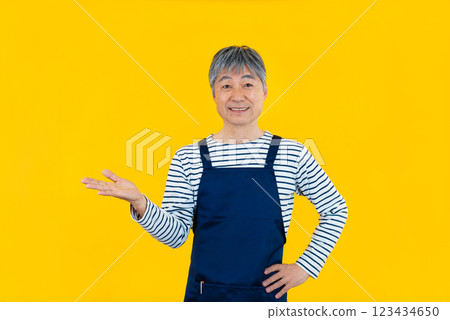 高級肖像圍裙男孩 123434650