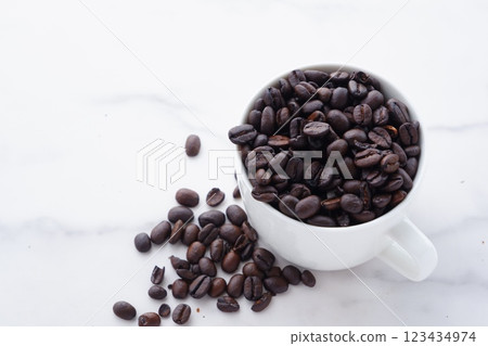 咖啡杯與烘焙咖啡豆 咖啡杯與烘焙咖啡豆 123434974