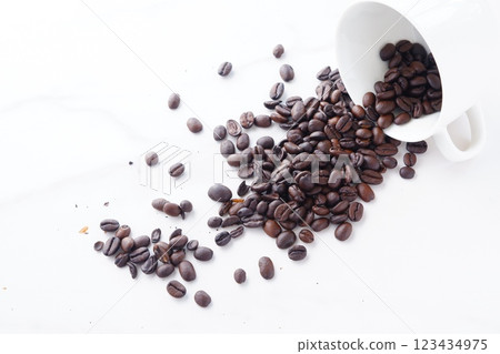 咖啡杯與烘焙咖啡豆 咖啡杯與烘焙咖啡豆 123434975