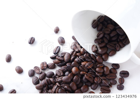 咖啡杯與烘焙咖啡豆 咖啡杯與烘焙咖啡豆 123434976