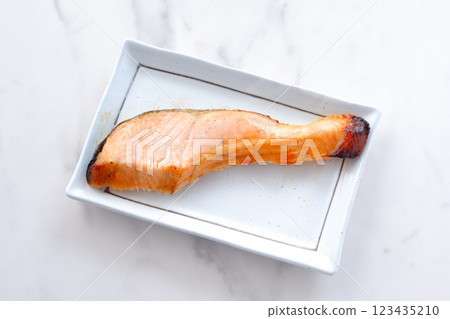 鮭魚西京燒是將鮭魚用西京味噌醃製後燒烤而成的日本料理,其香濃的味噌風味令人食慾大開。 鮭魚西京燒是將鮭魚用西京味噌醃製後燒烤而成的日本料理,其香濃的味噌風味令人食慾大開。 123435210