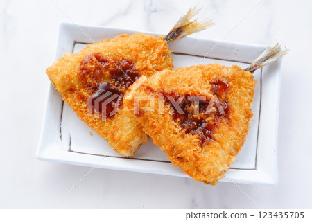 新鮮出爐，香脆可口的炸竹莢魚 123435705