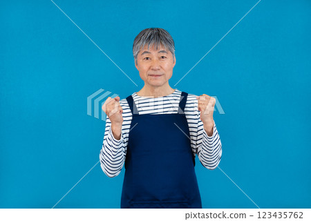一名身穿圍裙的中年男子揮拳 123435762