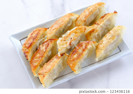 外脆內軟,煎餃子色澤金黃,香味四溢 外脆內軟,煎餃子色澤金黃,香味四溢 123436116