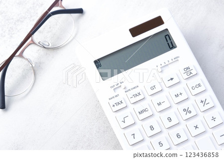 白色桌子上的白色計算器 123436858