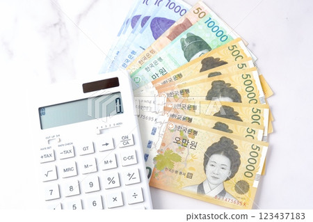韓國貨幣、韓元紙幣和計算器 123437183