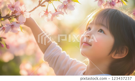 伸手摸摸櫻花，感受春天的小學生溫柔表情 123437237