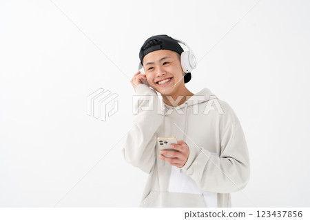 男性青少年肖像耳機智慧型手機 123437856