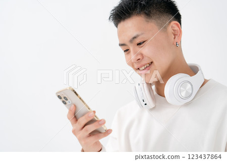 男性青少年肖像耳機智慧型手機 123437864