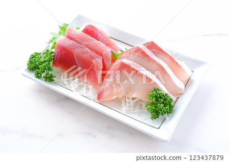 兩種新鮮生魚片(鮪魚、油甘魚) 兩種新鮮生魚片(鮪魚、油甘魚) 123437879