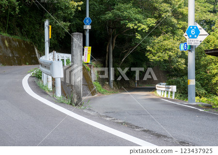 [Tokushima Prefectural Route 6] An intersection like Momowaka 123437925