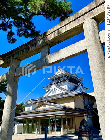 透過龍城神社的鳥居，仰望岡崎城天守閣上方的藍天（愛知縣岡崎市岡崎城公園） 123438397