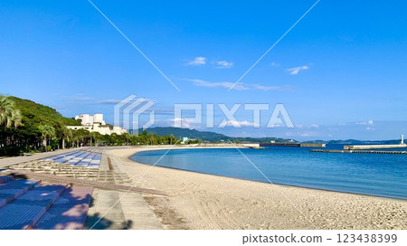 Ebisu Beach surrounded by clear autumn skies and beige sand (Kira Waikiki Beach/Nishio City, Aichi Prefecture) 123438399