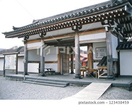 The main gate of Osorezan Bodaiji Temple in Mutsu City, Aomori Prefecture 123438459