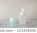 泡沫皂液器和洗髮刷 123438492
