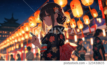 夜間在神社祈禱的女性 123438635