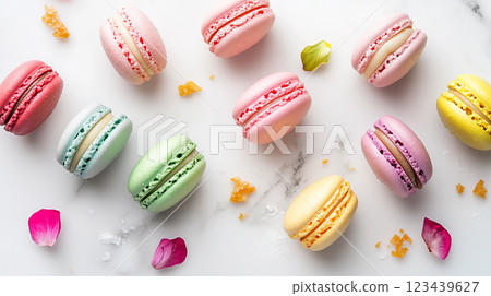 色彩繽紛的馬卡龍和精緻的甜點，美不勝收。 123439627