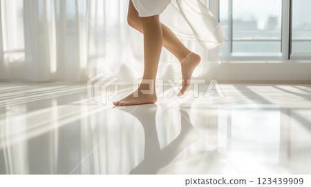 一名赤腳女子在晨光中輕輕行走 123439909