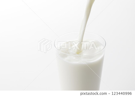 白色背景下,牛奶倒進玻璃杯 白色背景下,牛奶倒進玻璃杯 123440996