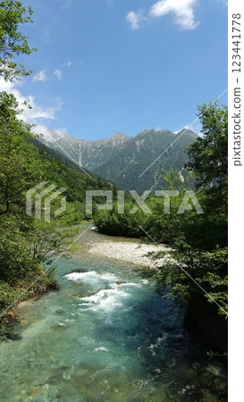 Kamikochi in summer, blue skies and clear rivers 123441778