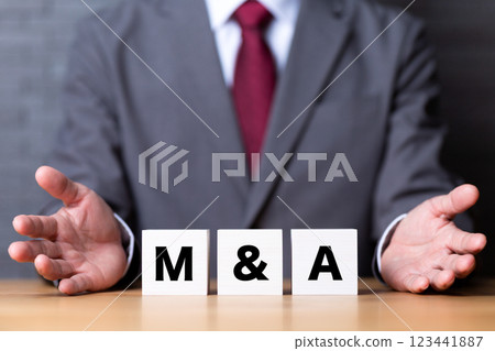 併購區塊和穿著西裝的中年男性商人 123441887