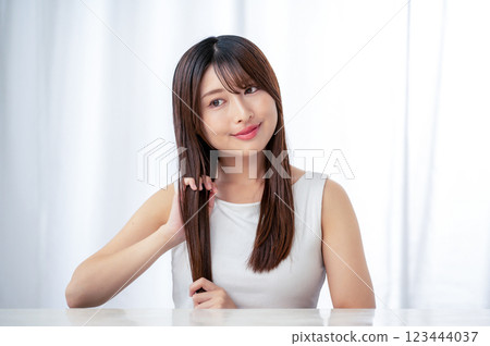 年輕女子用手梳理頭髮 年輕女子用手梳理頭髮 123444037