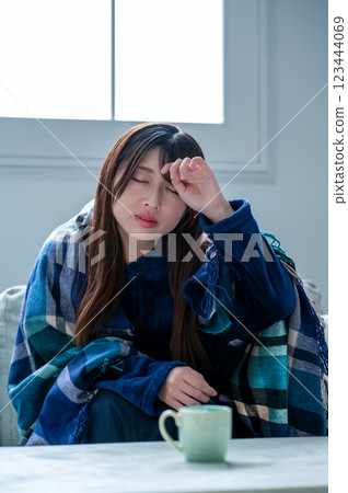 一名年輕女子感覺不適，並發冷 123444069