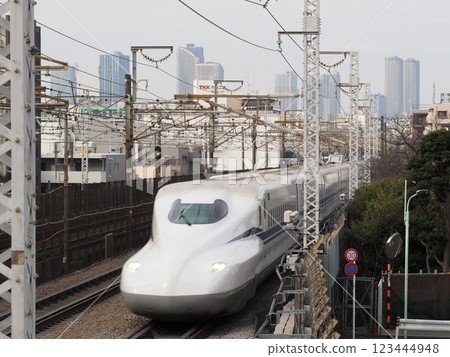 Shinkansen in a residential area, next to Fujimibashi Bridge in Nakaikegami, Ota Ward, Tokyo Shinkansen in a residential area, next to Fujimibashi Bridge in Nakaikegami, Ota Ward, Tokyo 123444948