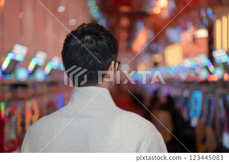 一名男子走進彈珠台 一名男子走進彈珠台 123445083