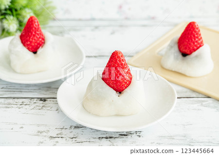 Easy strawberry daifuku in the microwave Easy strawberry daifuku in the microwave 123445664