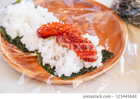 烤香腸配飯和海藻 烤香腸配飯和海藻 123445688