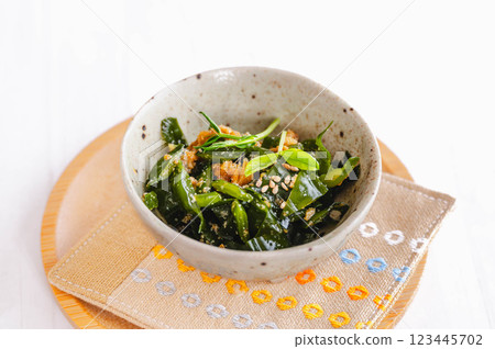 裙帶菜莖拌薑、芝麻粉和醬油 123445702