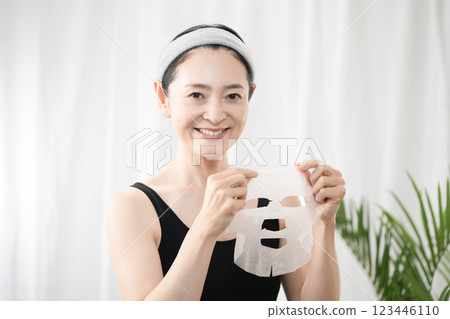 微笑的女人拿著一個包裹 123446110