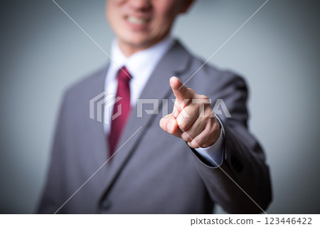 一個穿著西裝的中年男子正在欺負或抱怨 一個穿著西裝的中年男子正在欺負或抱怨 123446422