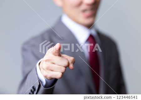一個穿著西裝的中年男子正在欺負或抱怨 一個穿著西裝的中年男子正在欺負或抱怨 123446541